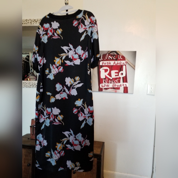 Short Sleeve Shift Dress Black Floral Size M ptp 21 length 46 - Picture 2 of 2